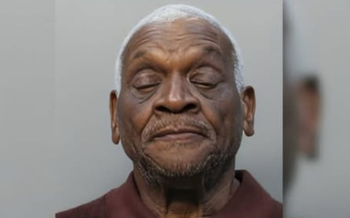 Cubano de 73 años arrestado en Miami-Dade tras apuñalar a un hombre en un autobús