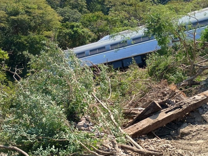 México investiga trágico descarrilamiento ferroviario en el sur del país: numerosas víctimas y operaciones de rescate en curso
