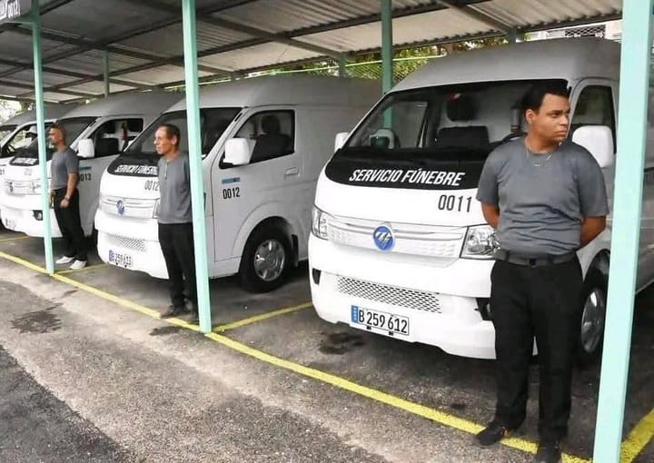 Presentan nuevo servicio fúnebre con autos eléctricos en medio de la crisis del sistema funerario en Cuba