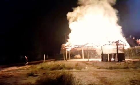 Incendio reduce a escombros el ranchón del Círculo Social en La Serrana, Morón