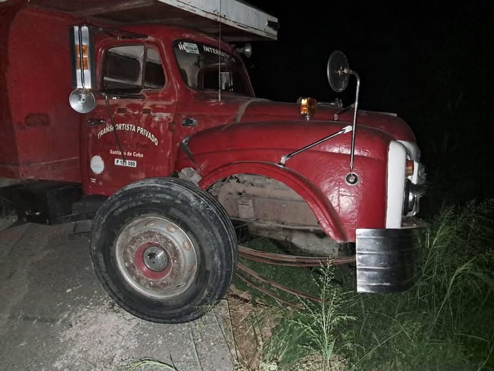 Choque entre camiones en los elevados de Jiguaní deja solo daños materiales