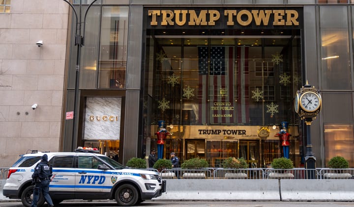 Fachada de Trump Tower con decoración navideña y policía.