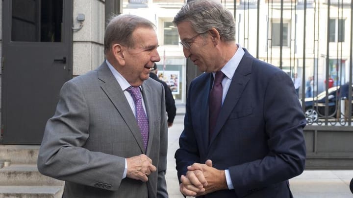 Dos hombres de negocios se saludan sonrientes