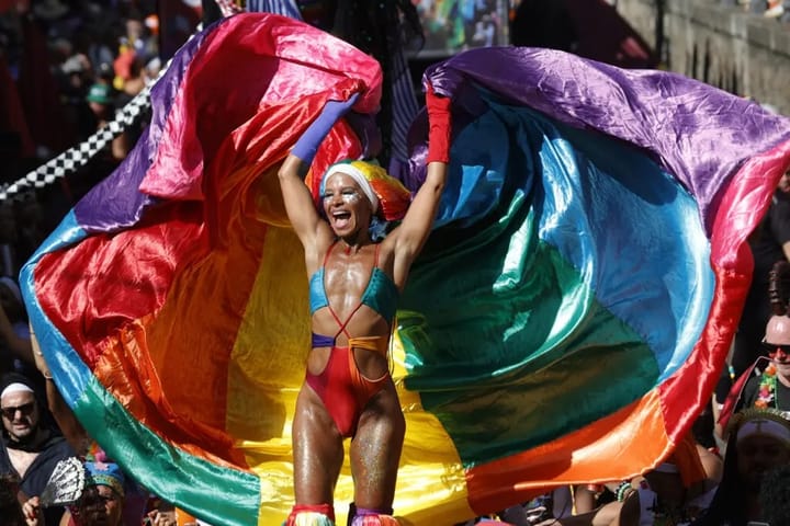 Explosión de color y alegría: El Carnaval de Río de Janeiro reúne a millones en una celebración deslumbrante