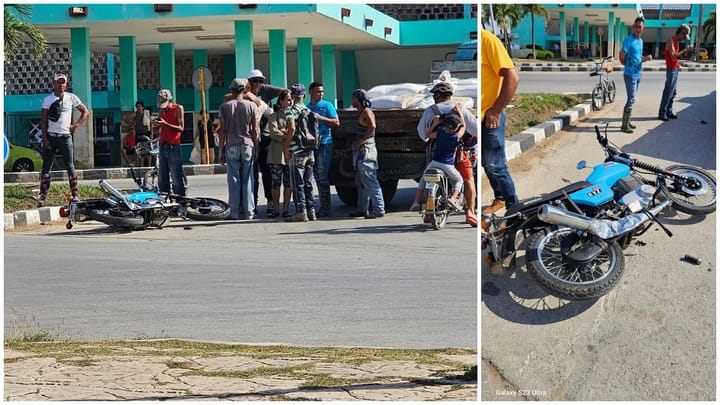 Personas reunidas junto a motocicleta caída en carretera.