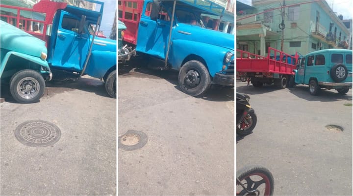 Accidente de tráfico entre camionetas en intersección.