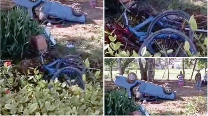 Accidente de coche azul volcado en un campo