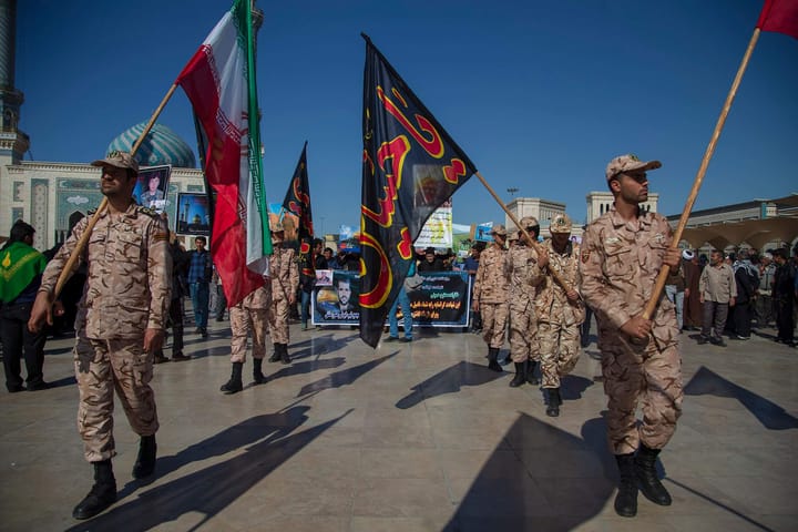Desfile militar con banderas en Irán
