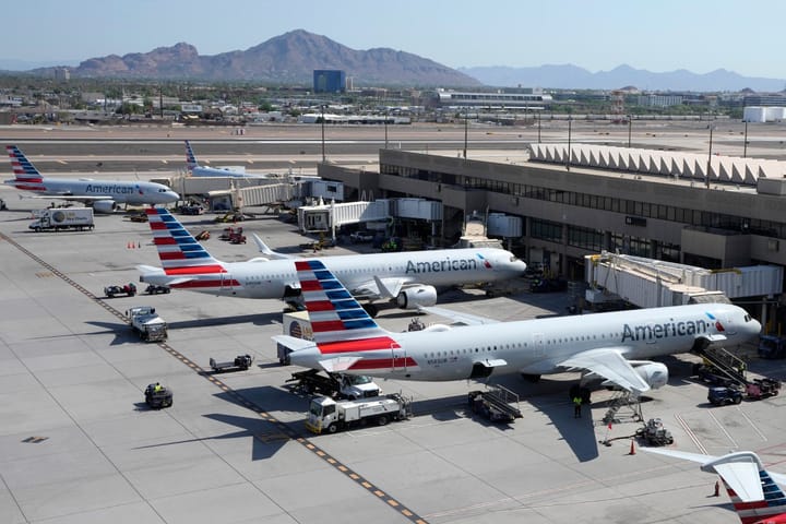 Aviones en aeropuerto, montañas al fondo