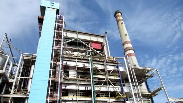 Fábrica industrial con chimenea al aire libre.