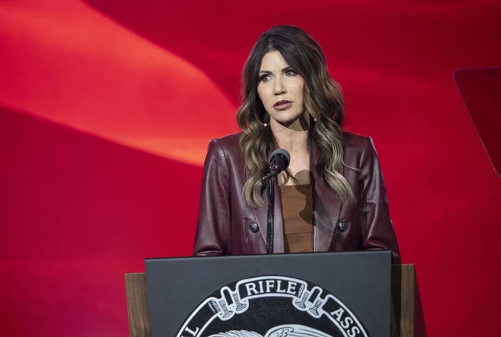 Mujer hablando en un podio con fondo rojo