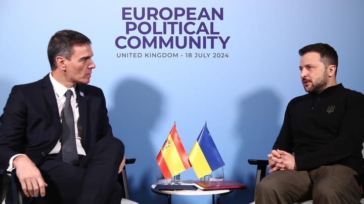 Dos líderes europeos dialogando en evento.