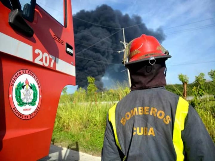 Bombero cubano cerca de incendio masivo