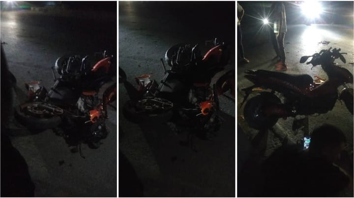 Accidente de moto en carretera oscura.