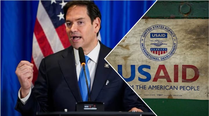 Persona hablando ante el logotipo de USAID.