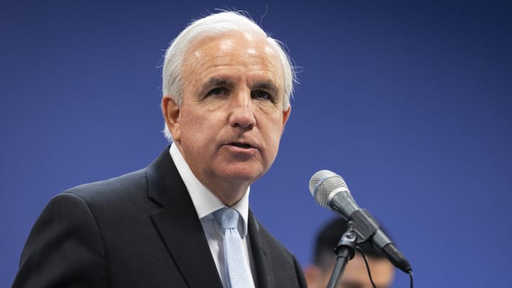 Hombre hablando en un micrófono