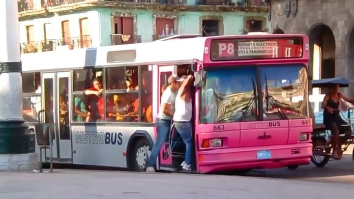 La paradoja del emigrante cubano: entre el maltrato de origen y el respaldo a políticas que hoy los vulneran