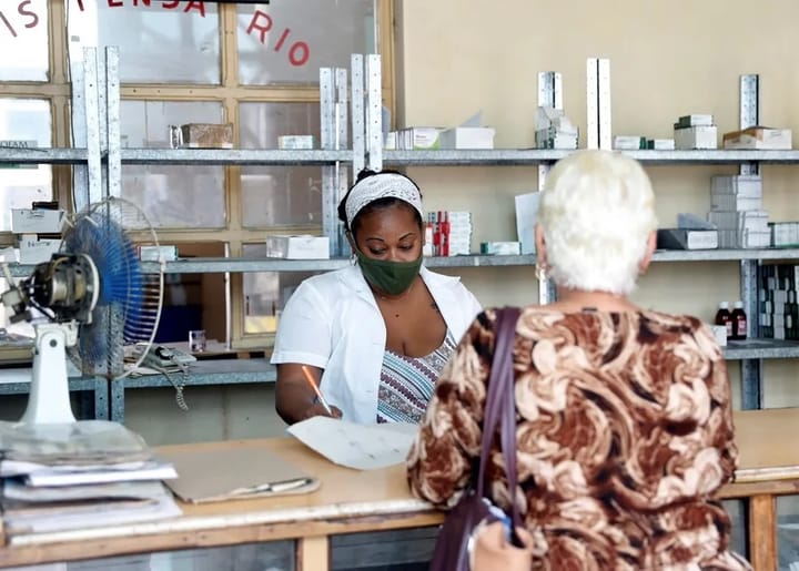 Una mujer compra medicinas en una farmacia de La Habana (Cuba), donde se registra escasez de medicamentos y alimentos. EFE/ Y
