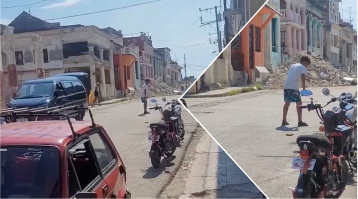 Calle deteriorada con motocicletas, coches y escombros.