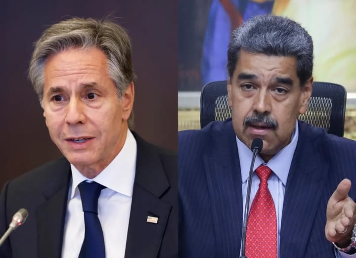 Hombres de traje hablando en conferencias distintas