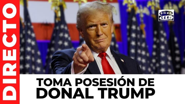 Donald Trump señalando durante un evento