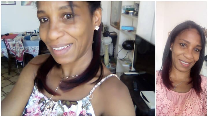 Mujer sonriendo en casa, fotos de cerca