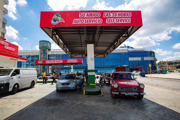 Gasolinera con coches en servicio auto 24 horas