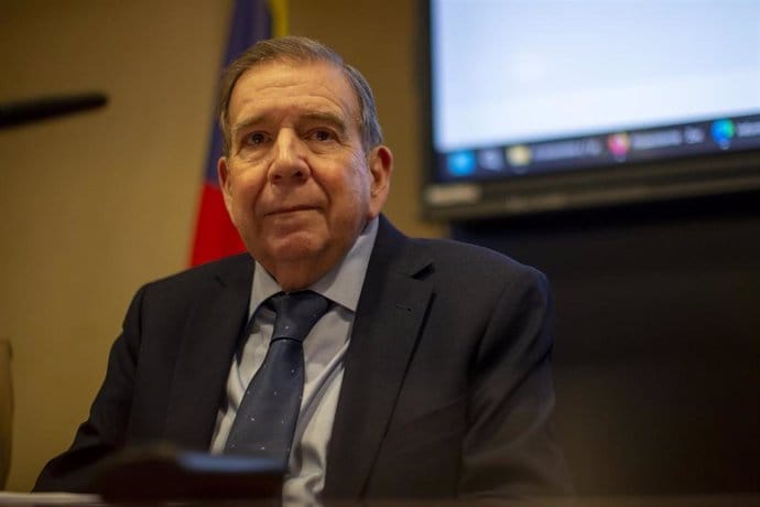 Hombre mayor serio en reunión con bandera