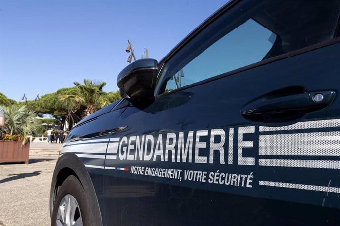 Coche de la Gendarmería francesa al aire libre