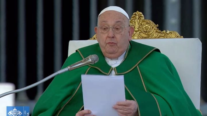 Hombre dando discurso en micrófono con sotana verde