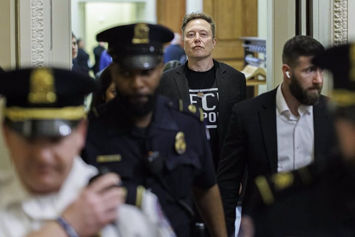 Elon Musk sugiere que Estados Unidos abandone la OTAN: "No tiene sentido pagar por la defensa de Europa"