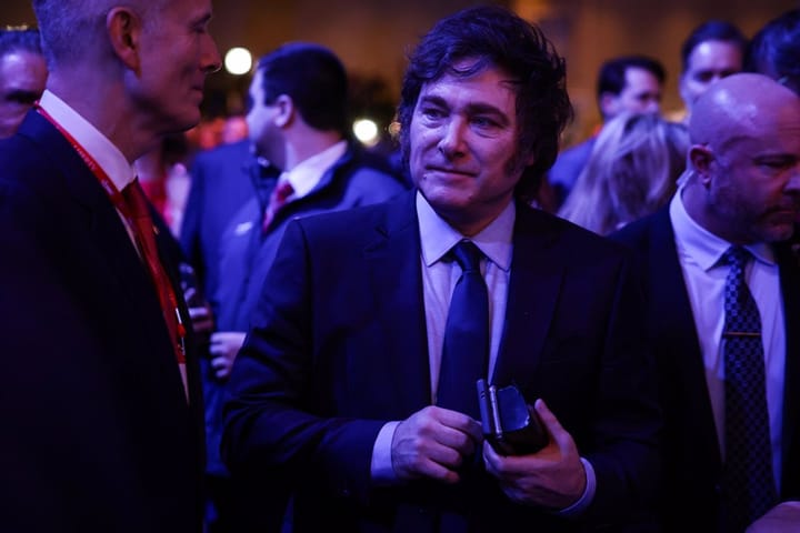 Javier Milei viaja a EE.UU. para recibir un premio y se prevé un encuentro con Donald Trump en Mar-a-Lag