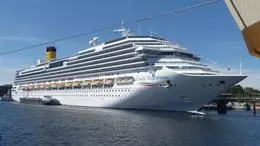 Crucero navegando en el mar bajo cielo despejado.