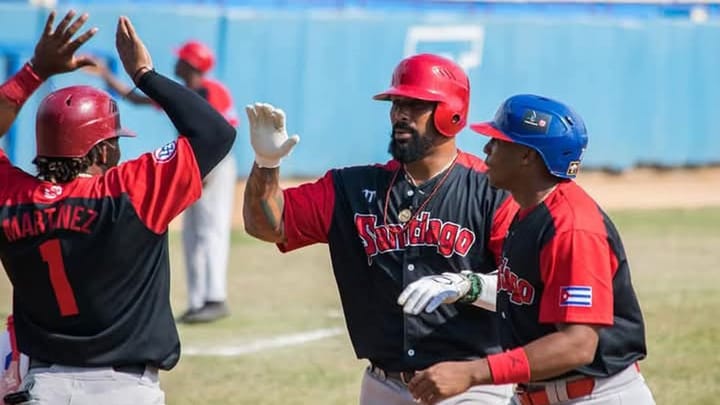 Jugadores de béisbol celebrando en el campo.