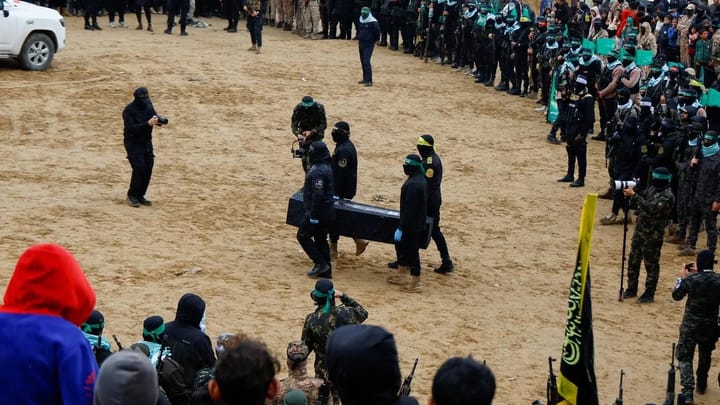 Policías transportando ataúd en evento ceremonial