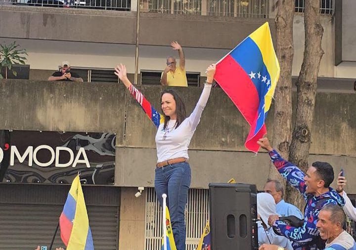 Mujer sonriente con bandera de Venezuela