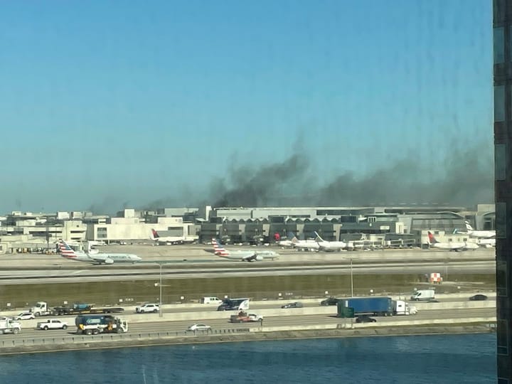 Humo negro sobre aeropuerto con aviones estacionados
