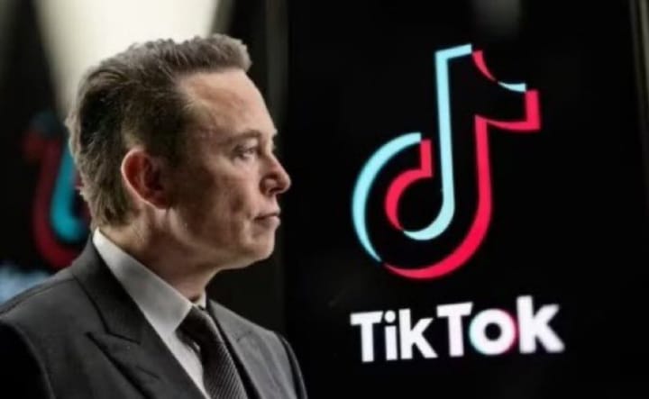 Hombre de perfil con logo de TikTok al fondo