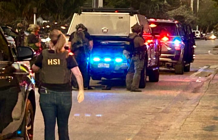 Operativo policial nocturno con vehículos y agentes