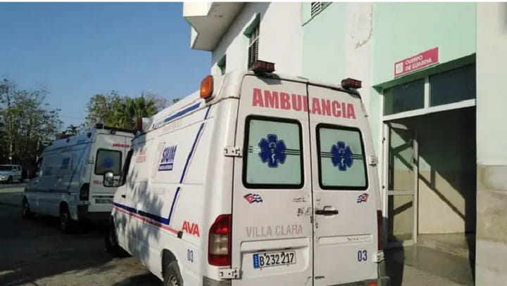 Ambulancia estacionada junto a la entrada de un hospital.