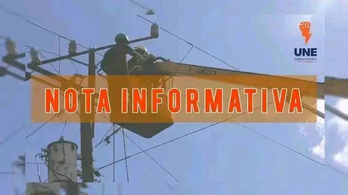 Trabajador eléctrico en poste, nota informativa.