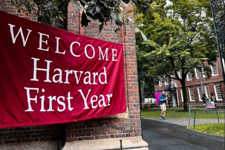 Cartel bienvenida para nuevos estudiantes en Harvard.