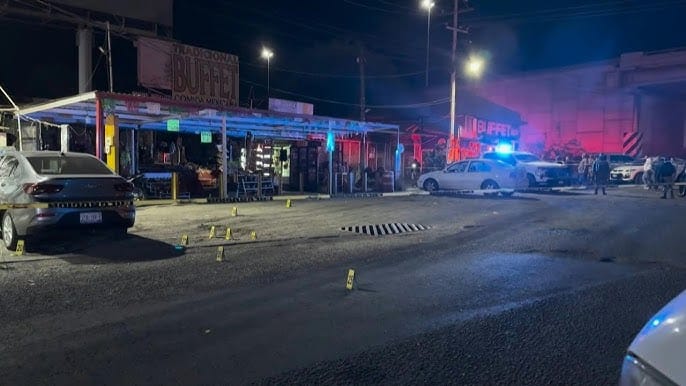 Escena nocturna de crimen con policía y cintas