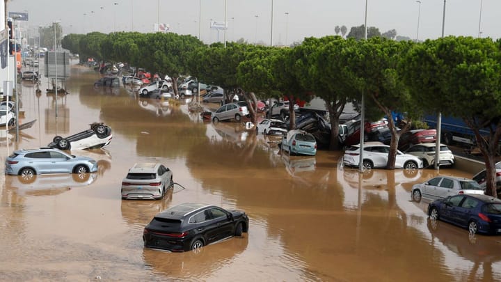 Coches sumergidos por inundación repentina en zona urbana