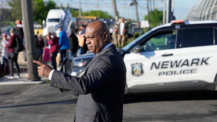 Arrestan al alcalde de Newark durante protesta contra centro de detención de ICE administrado por empresa privada