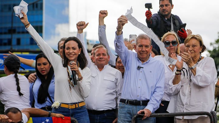 Grupo de personas celebrando con papeles en alto