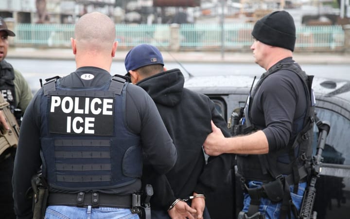 ALERTA MIGRATORIA: Estados Unidos se prepara para un 2026 con expansión de redadas y mayores capacidades de detención