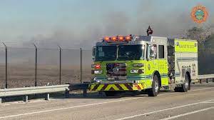 Camión de bomberos en carretera humeante
