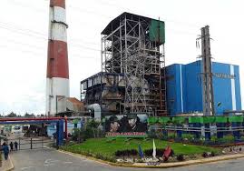 Planta industrial con chimenea grande.