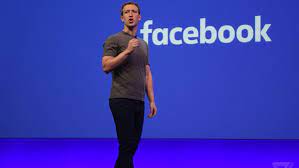 Hombre hablando en evento de Facebook